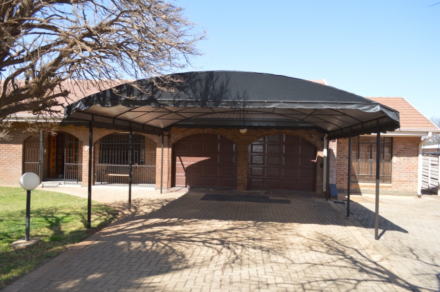5 Bedroom Property for Sale in Wilkoppies North West